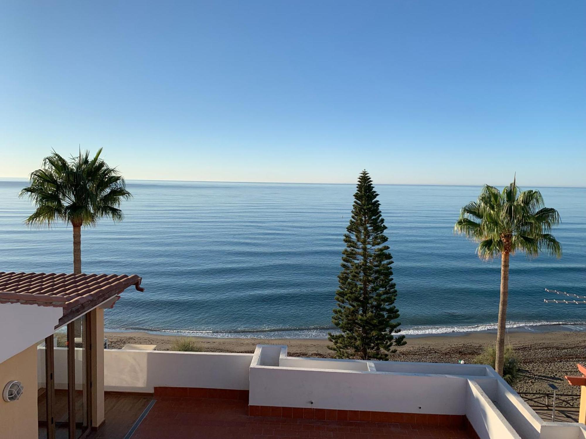 Penthouse On The Beachfront Estepona Exterior photo